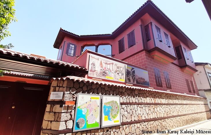 Antalya Kalei&ccedil;i&rsquo;nde yer alan Suna &ndash; İnan Kıra&ccedil; M&uuml;zesi, geleneksel T&uuml;rk evi mimarisiyle restore edilmiş etnografya m&uuml;zesi binası.
