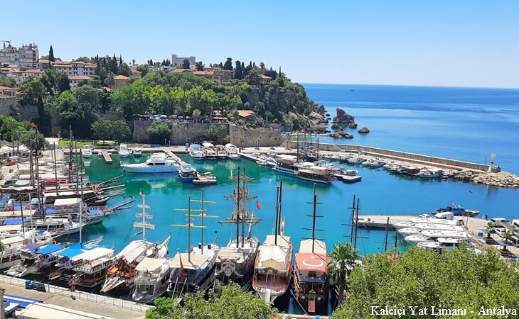 Antalya Kalei&ccedil;i Yat Limanı &ndash; tarihi surlarla &ccedil;evrili turkuaz deniz, tekneler ve marina manzarası.