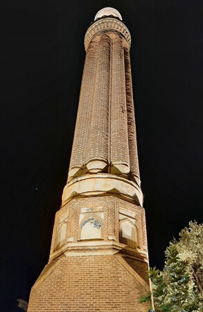 Antalya Kalei&ccedil;i Yivli Minare &ndash; Sel&ccedil;uklu d&ouml;nemine ait sekiz yivli minarenin gece ışıklandırmasıyla g&ouml;r&uuml;n&uuml;m&uuml;.