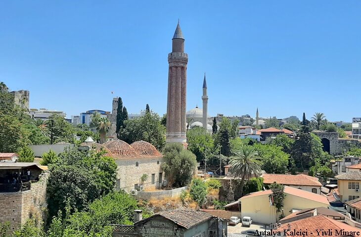 Antalya Kalei&ccedil;i Yivli Minare &ndash; Sel&ccedil;uklu d&ouml;neminden kalma tarihi cami ve k&uuml;lliye manzarası.