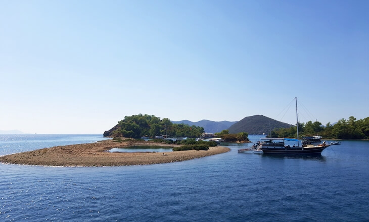 Fethiye 12 Adalar turu sırasında duraklanan Yassıca Adalar’dan biri ve demirlemiş tekne