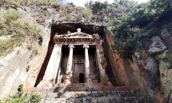 Amintas Kaya Mezarları – Fethiye'nin tarihi kaya mezarı girişi