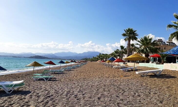 Fethiye Çalış Plajı – Rengarenk şemsiyelerle süslenmiş uzun kumsal ve şezlonglar