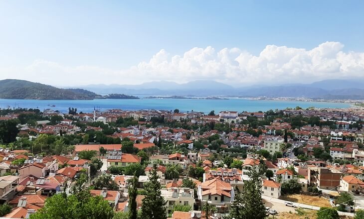Fethiye şehir manzarası ve körfez genel görünümü