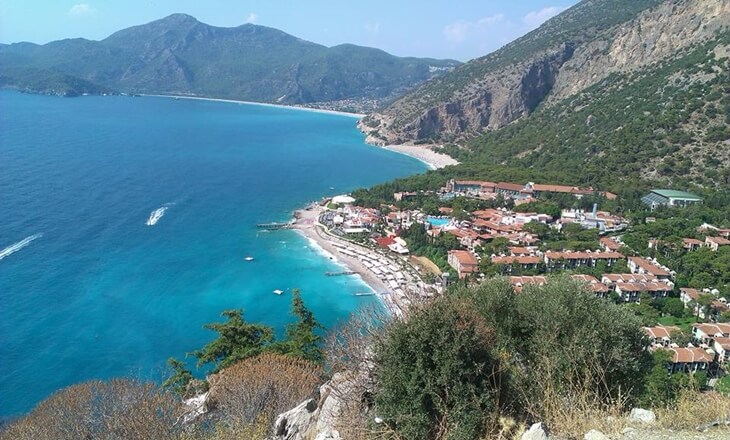Kıdrak Koyu’ndan Ölüdeniz yönüne bakış, turkuaz deniz ve sahil otelleriyle çevrili manzara