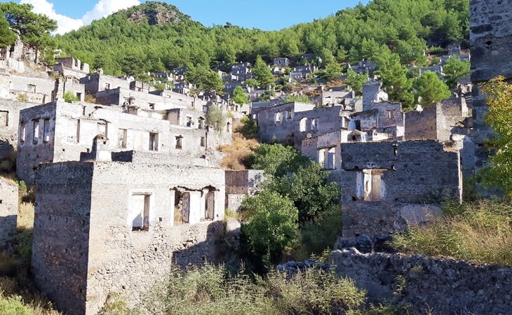 Fethiye Kayaköy’de terk edilmiş taş evlerden oluşan tarihi Rum yerleşimi