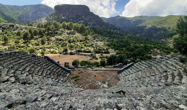 Fethiye yakınlarındaki Pınara Antik Kenti'nde ormanlarla çevrili taş tiyatro kalıntısı