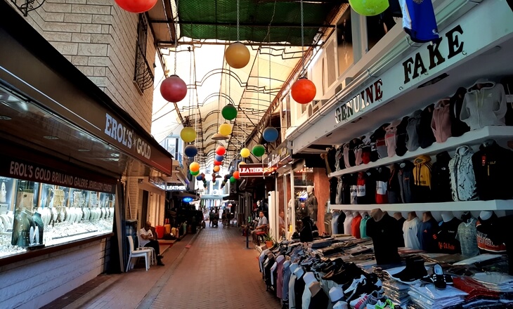 Fethiye Paspatur Çarşısı – Rengarenk fenerlerle süslenmiş alışveriş sokağı