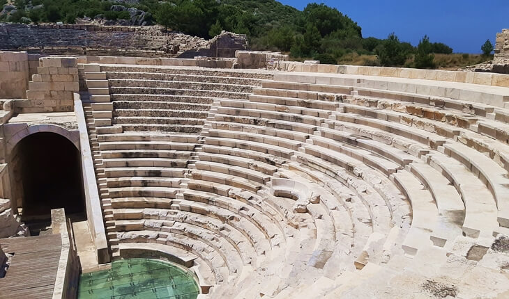 Patara Antik Kenti’ndeki antik tiyatro oturma basamakları ve sahne alanı