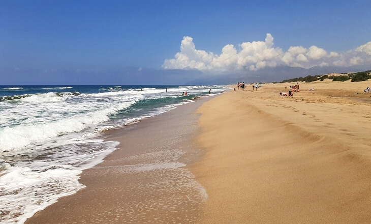 Patara Plajı’nda altın sarısı kumlar ve dalgalı Akdeniz manzarası