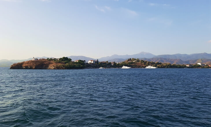 Fethiye Körfezi’nde yer alan, yerleşimin bulunduğu tek ada olan Şövalye Adası’nın denizden görünümü