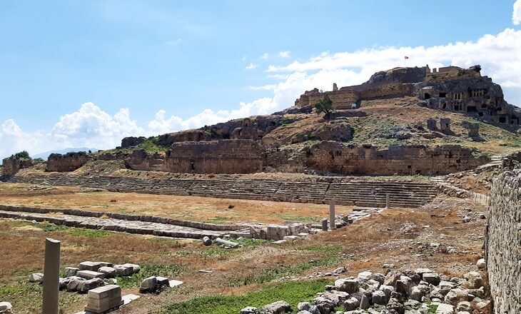 Fethiye yakınlarındaki Tlos Antik Kenti'nde stadyum, akropol ve kaya mezarlarının genel görünümü