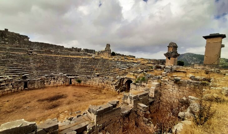 Xanthos Antik Kenti’nde yer alan antik tiyatro ve Likya mezar anıtları, Fethiye yakınları