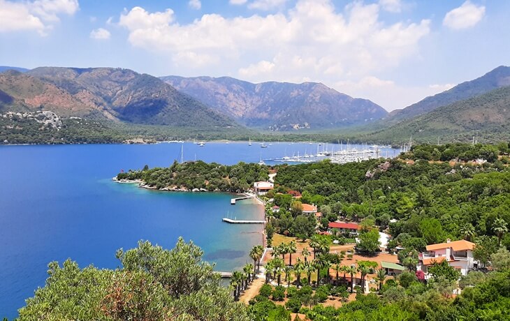 Marmaris&rsquo;te Yalancı Boğaz yolunda deniz, orman ve yat limanı manzarası