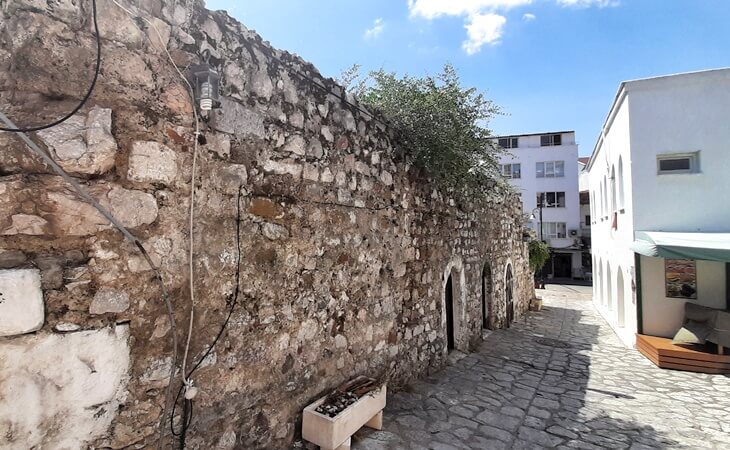 Marmaris&rsquo;te Kanuni d&ouml;nemine ait Hafsa Sultan Kervansarayı&rsquo;nın taş duvarı