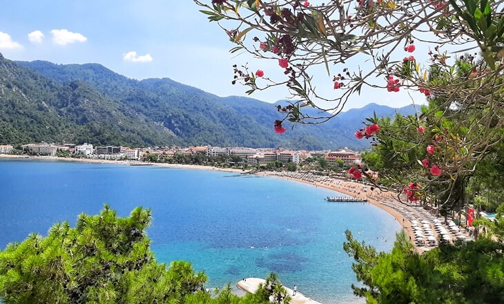 Marmaris İ&ccedil;meler Plajı&rsquo;ndan koy manzarası ve &ccedil;am ormanlarıyla &ccedil;evrili sahil