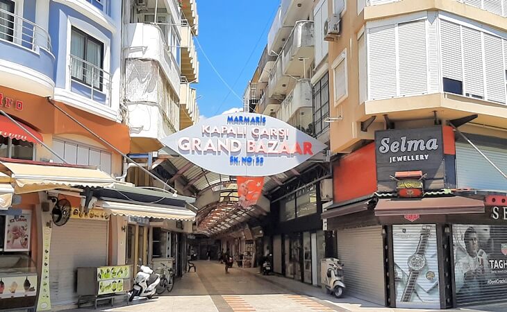 Marmaris Kapalı &Ccedil;arşı (Grand Bazaar) girişi ve &ccedil;evresindeki d&uuml;kkanlar