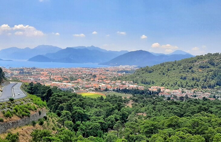 Marmaris şehir manzarası, yeşil ormanlar ve Akdeniz&rsquo;in mavi kıyıları