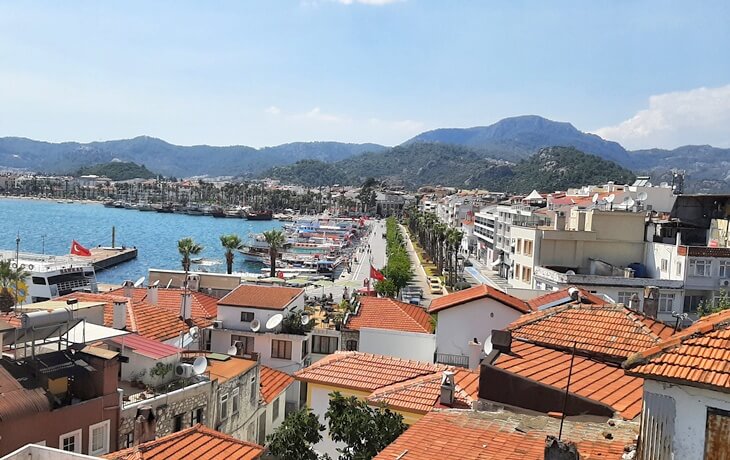 Marmaris marina ve sahil yolu, kırmızı kiremit &ccedil;atılar ve dağ manzarası