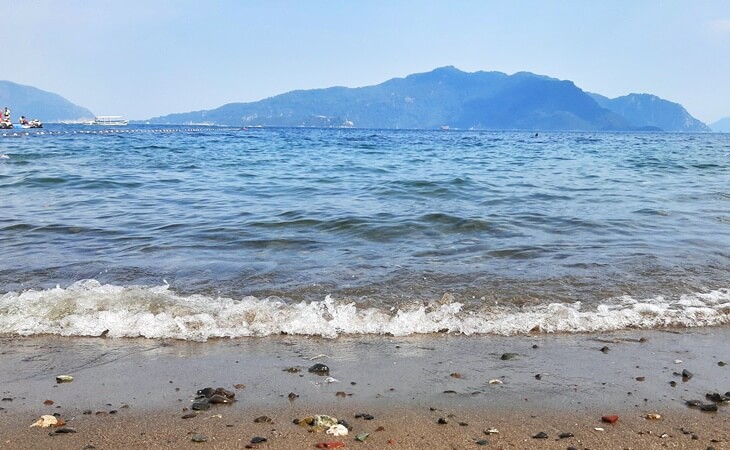 Marmaris Halk Plajı&rsquo;ndan Ege Denizi manzarası ve uzaktaki dağ silueti