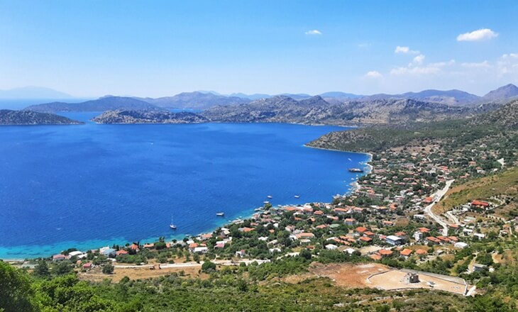 Marmaris S&ouml;ğ&uuml;t K&ouml;y&uuml;&rsquo;nden Akdeniz'e bakan geniş koy ve kıyı yerleşimi
