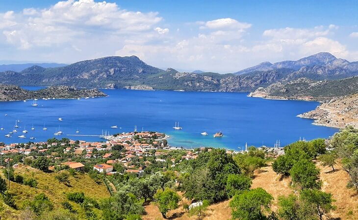 Marmaris Selimiye Koyu, tekneler, deniz ve yeşillikler i&ccedil;inde sahil yerleşimi