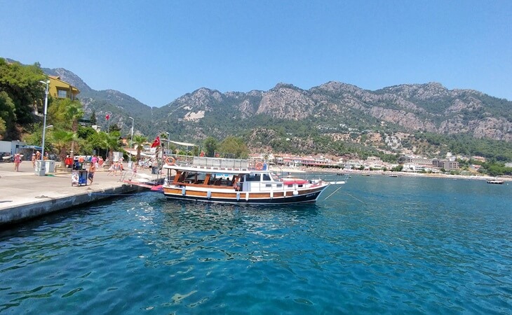 Marmaris Turun&ccedil; iskelesinde bağlı tekne ve arka planda dağ manzarası
