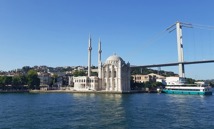 İstanbul Boğazı’nda Ortaköy Camii ve arka planda Boğaziçi Köprüsü manzarası