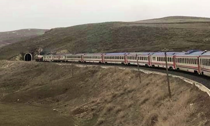 Doğu Ekspresi’nin açık arazide tünele doğru ilerleyen uzun tren manzarası