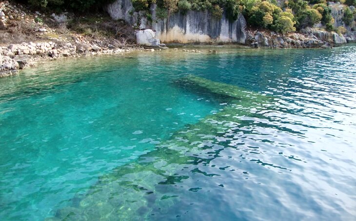 Kekova&rsquo;da turkuaz denizin altında g&ouml;r&uuml;nen batık antik yapı kalıntıları