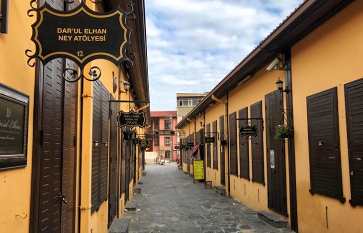 Bursa Irgandı K&ouml;pr&uuml;s&uuml; &uuml;zerindeki &ccedil;arşıda yer alan geleneksel sanat at&ouml;lyeleri ve d&uuml;kk&acirc;nlar