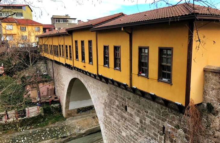 Bursa Irgandı K&ouml;pr&uuml;s&uuml;, G&ouml;kdere &uuml;zerinde yer alan Osmanlı d&ouml;nemine ait tarihi &ccedil;arşılı k&ouml;pr&uuml; ve &uuml;zerindeki d&uuml;kk&acirc;nlar