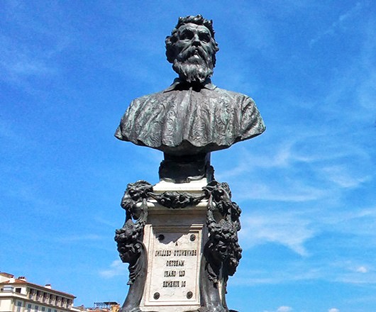 Floransa&rsquo;da Ponte Vecchio &uuml;zerinde yer alan Benvenuto Cellini b&uuml;st&uuml;, R&ouml;nesans d&ouml;neminin &uuml;nl&uuml; İtalyan kuyumcu, heykeltıraş ve sanat&ccedil;ısını simgeleyen tarihi anıt