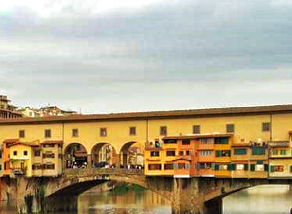 Floransa&rsquo;da Arno Nehri &uuml;zerinde yer alan Ponte Vecchio, renkli d&uuml;kk&acirc;nları, kemerli taş yapısı ve y&uuml;zyıllardır s&uuml;regelen &ccedil;arşı geleneğiyle nostaljik bir Orta &Ccedil;ağ k&ouml;pr&uuml;s&uuml; g&ouml;r&uuml;n&uuml;m&uuml;