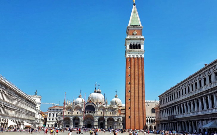 Venedik&rsquo;te San Marco Meydanı, San Marco Bazilikası, &ccedil;an kulesi ve &ccedil;evresindeki tarihi yapılarla şehrin en canlı ve simgesel meydanlarından biri