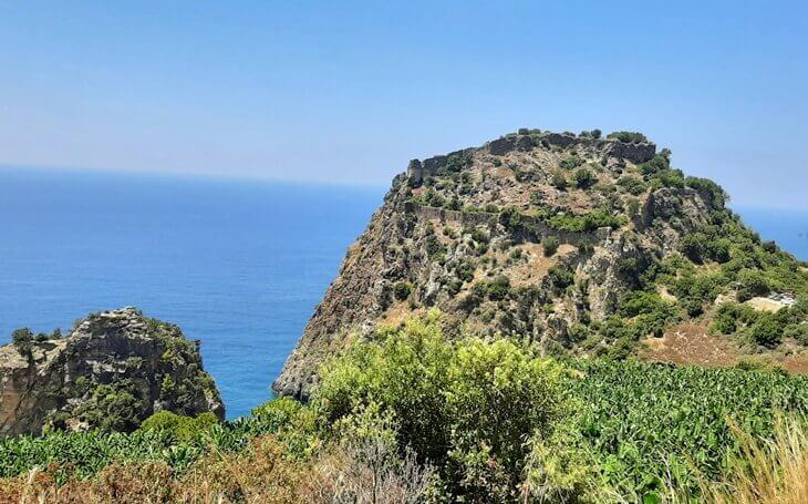 Antiochia ad Cragum Antik Kenti akropolü – Gazipaşa kıyısında denize bakan yüksek tepe üzerindeki kalıntılar, Antalya