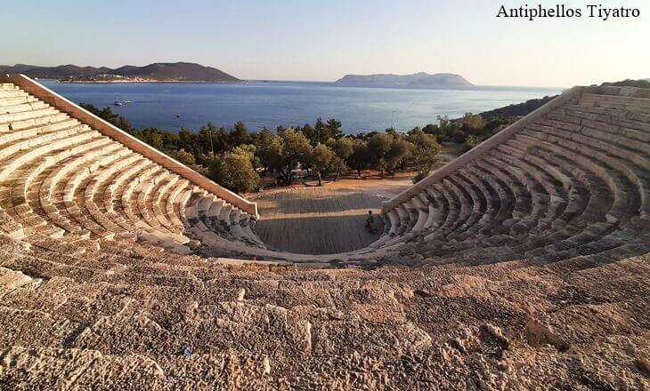 Antiphellos (Kaş) Antik Tiyatrosu – denize bakan oturma sıraları ve sahne alanı, Antalya
