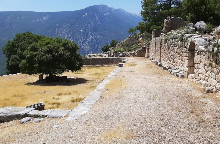 Arykanda Antik Kenti teras yapıları ve Toros Dağları manzaras
