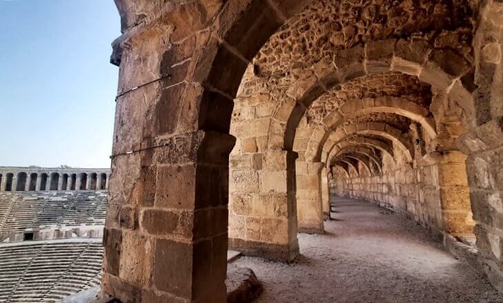 Aspendos Tiyatrosu – Antik taş kemerlerle çevrili yürüyüş koridoru