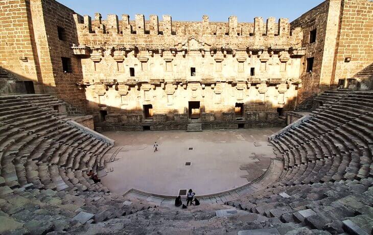 Aspendos Antik Tiyatrosu – Roma döneminden kalma taş basamaklı tiyatro sahnesi ve oturma alanı