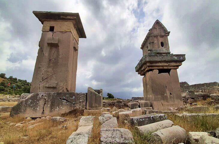 Ksanthos dikme mezarlar – Harpyler Anıtı ve Likya tipi sütunlu mezar örnekleri, Antalya
