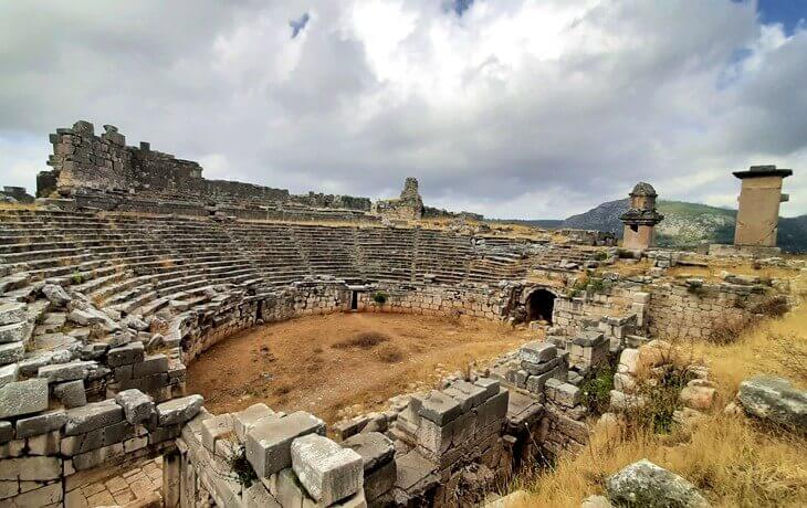 Ksanthos Antik Kenti tiyatrosu – oturma basamakları ve sahne kalıntıları, Likya, Antalya
