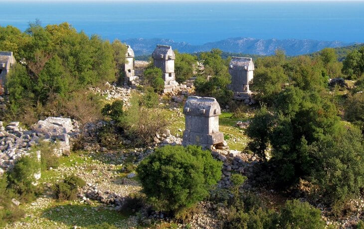 Kyaenai Antik Kenti lahitler nekropolü – ormanlık alan içinde Likya tipi mezarlar, Demre, Antalya