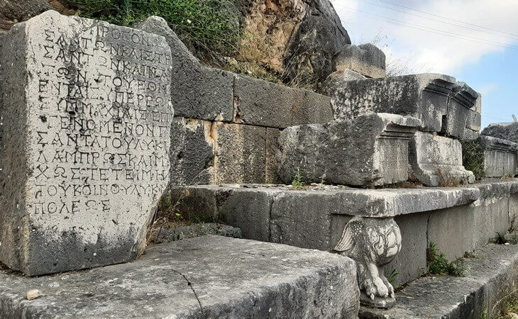 Letoon Antik Kenti yazıtlı bloklar ve aslan ayaklı kaide kalıntısı – Likya, Antalya