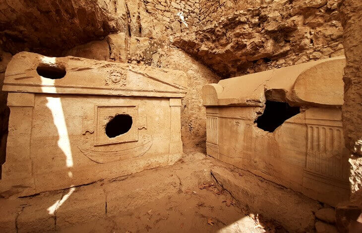 Olympos Antik Kenti – kayalıkların arasında yer alan antik taş lahitler ve mezar odası kalıntıları