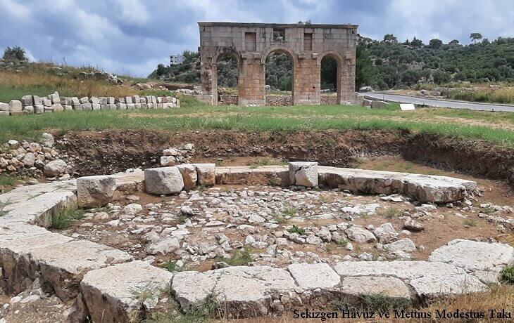 Patara Antik Kenti’nde Mettius Modestus Takı ve önündeki sekizgen havuz – Likya, Antalya
