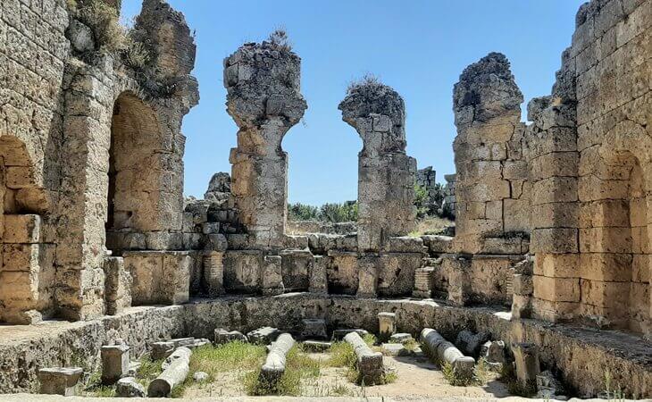 Perge Antik Kenti – Roma hamamı kalıntıları ve kemerli duvar yapılar