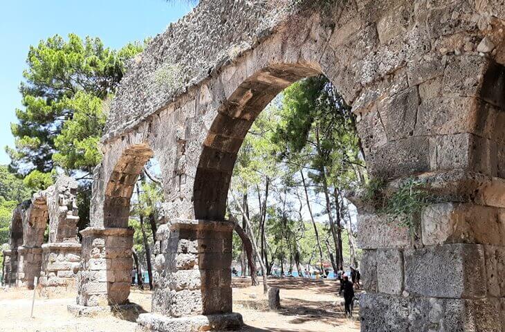 Phaselis Antik Kenti – antik döneme ait taş kemerli su yapıları ve çevresindeki orman manzarası