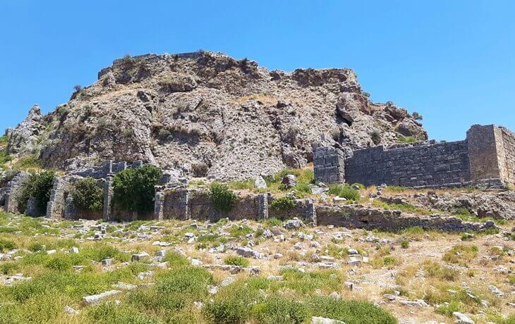 Sillyon Antik Kenti – Antalya ovasına hâkim tepede yer alan sur kalıntıları ve taş duvarlar