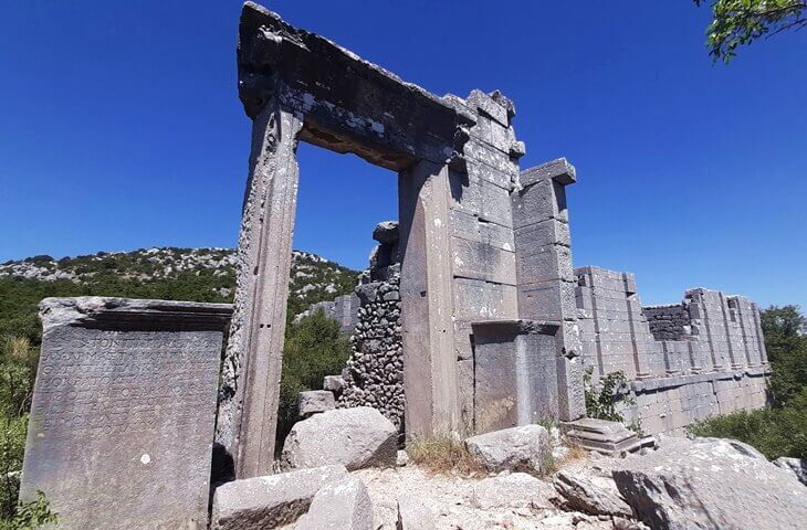 Termessos Antik Kenti – Taş sütunlu tapınak kalıntıları ve dağ manzarası